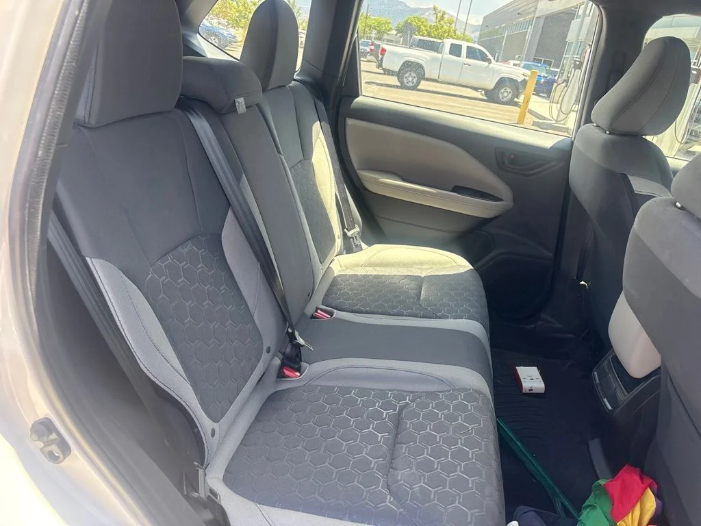 Used 2025 White Subaru Base image 9