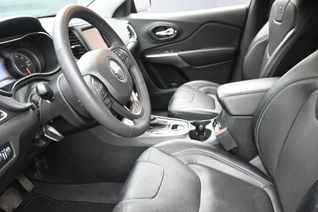 Used 2022 Gray Jeep Latitude Lux image 16