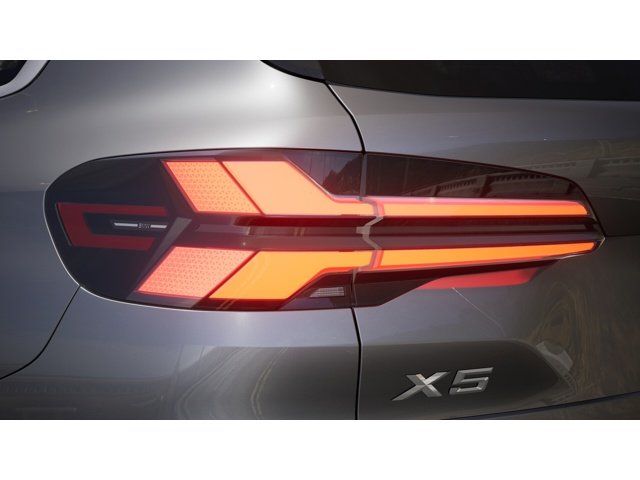 Used 2026 Skyscraper Grey Metallic BMW xDrive40i image 8