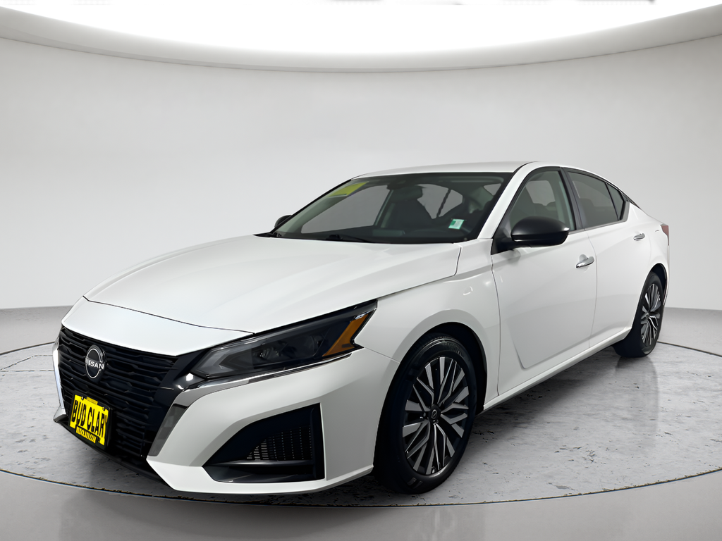 Used 2025 Glacier White Nissan 2.5 SV image 1