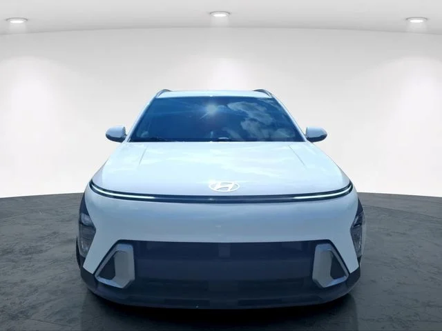 Used 2025 White Hyundai SEL image 4