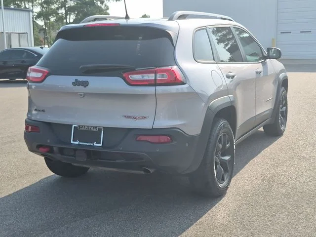 Used 2018 Silver Jeep Trailhawk image 3