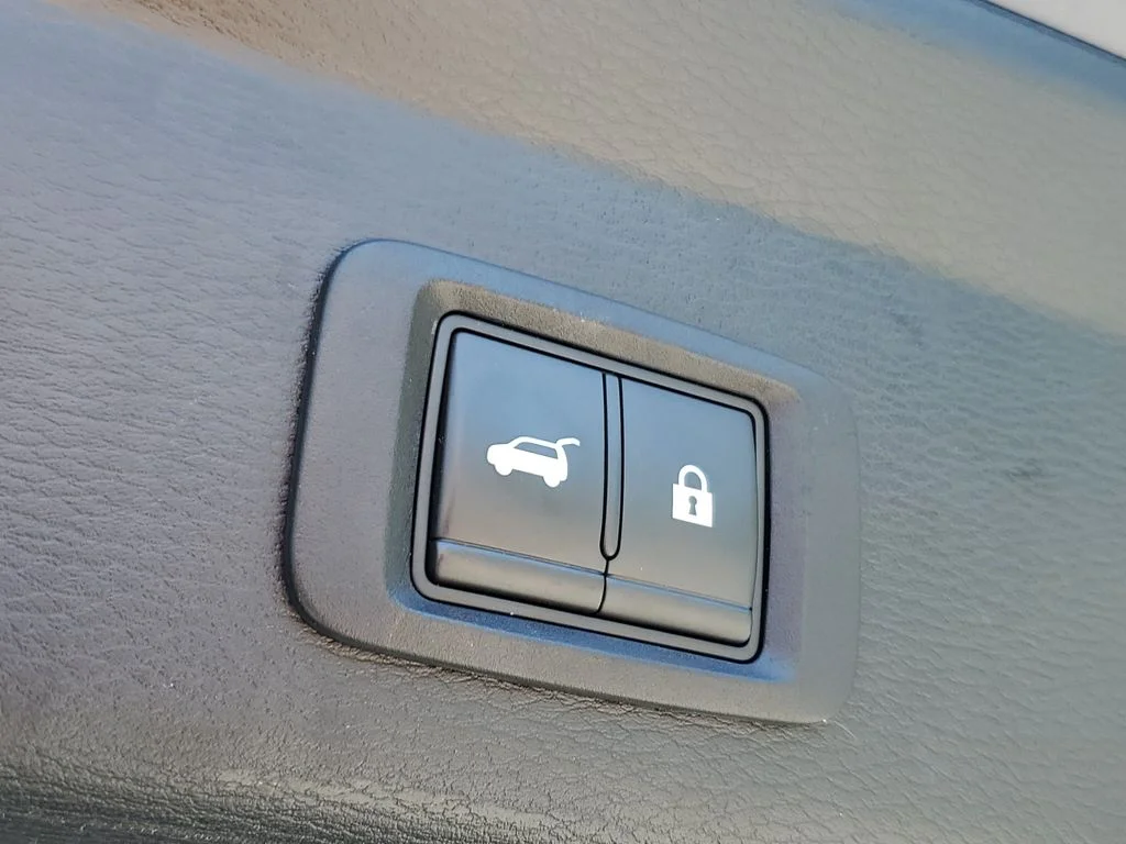 Used 2022  Mitsubishi SEL image 11