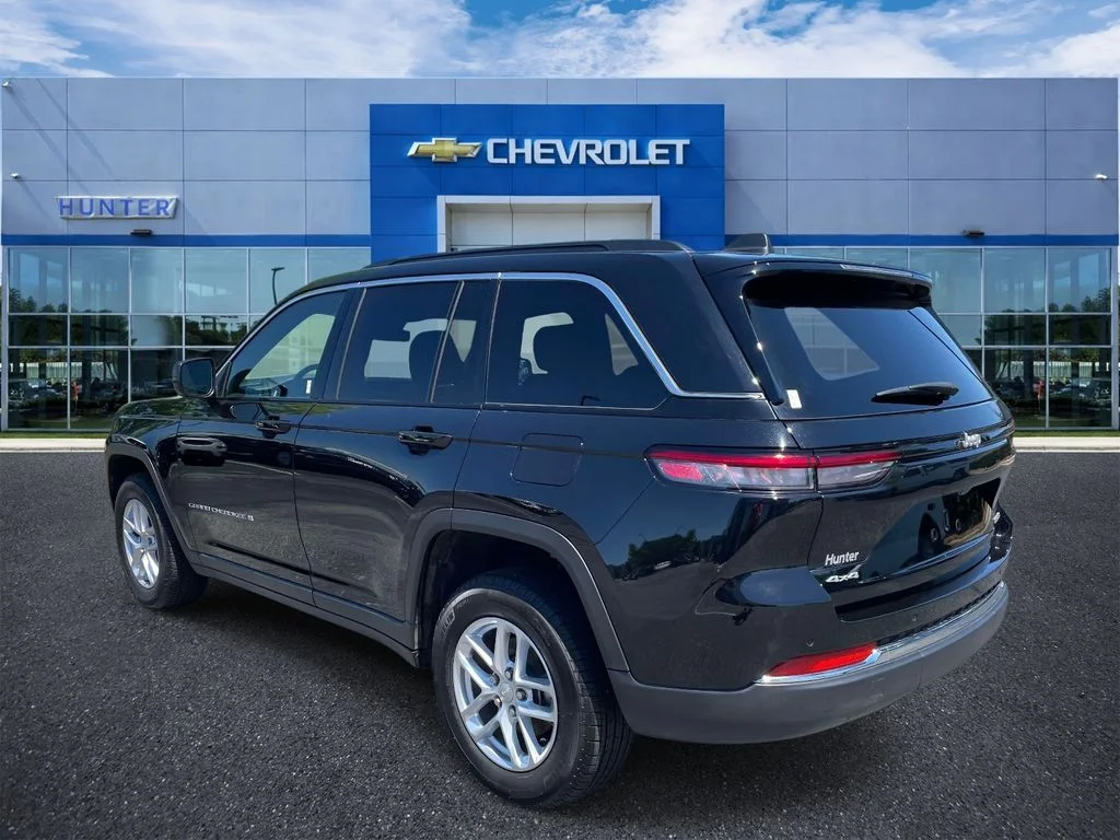 Used 2025 Diamond Black Crystal Pearlcoat Jeep Laredo X image 4