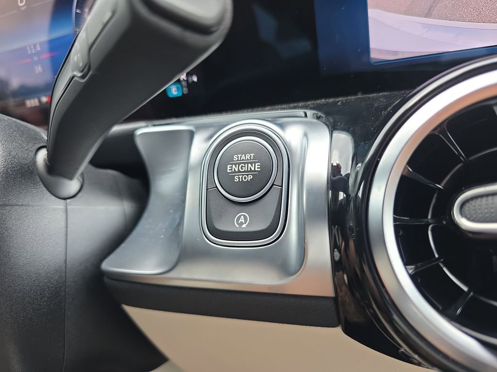 New 2026 White Mercedes-Benz GLB 250 image 23