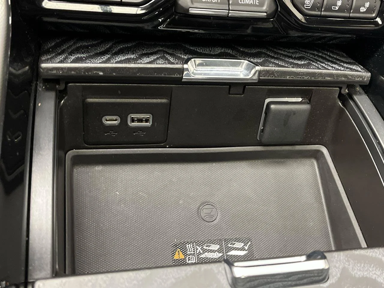 2023 GMC Yukon Denali - Photo 24