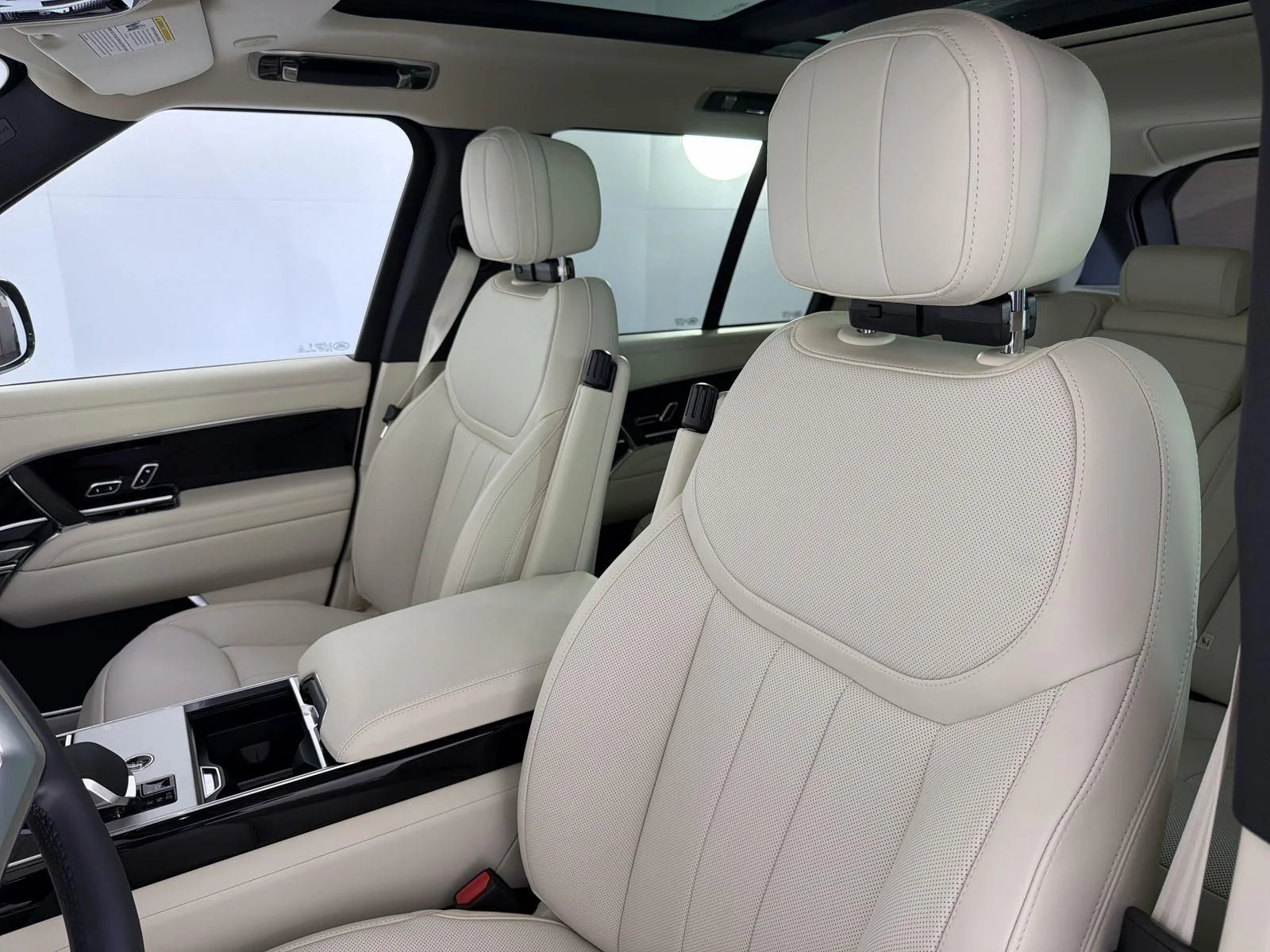2026 Land Rover Range Rover SE - Photo 24