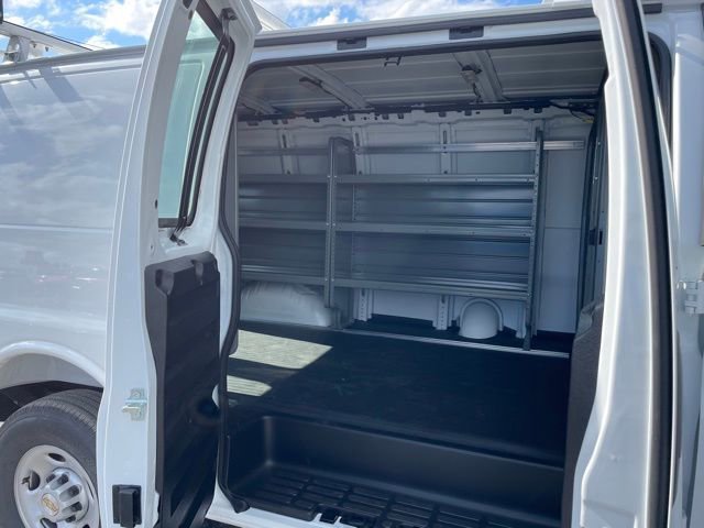 New 2025 Summit White Chevrolet WT image 10