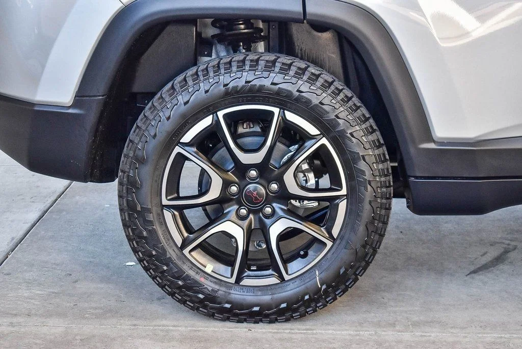 New 2026 Silver Zynith Metallic Clear-Coat Exterior Paint Jeep Trailhawk image 13