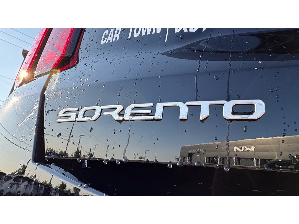 2025 Kia Sorento S photo 2