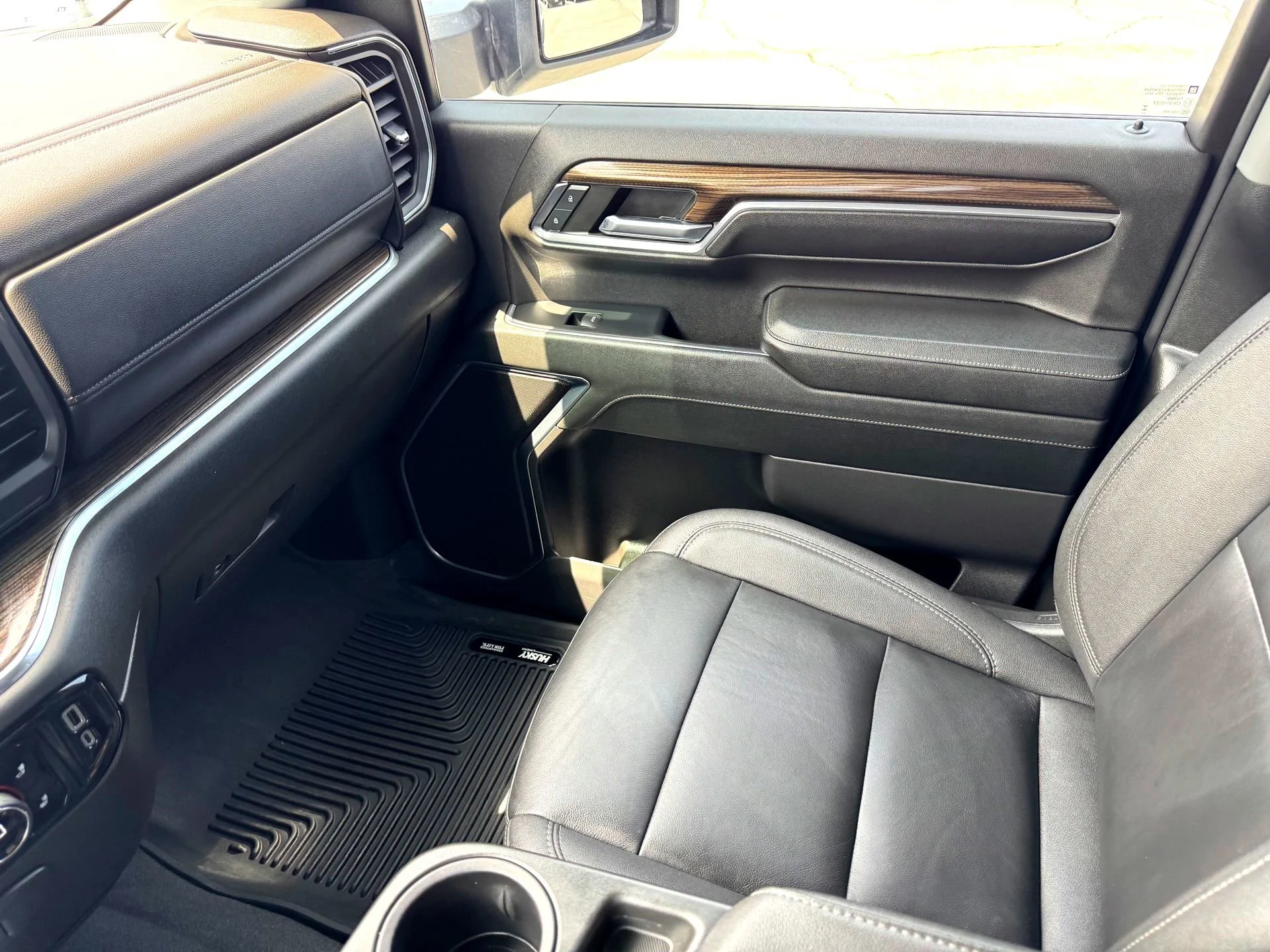 Used 2024 Iridescent Pearl Tricoat Chevrolet LT image 29