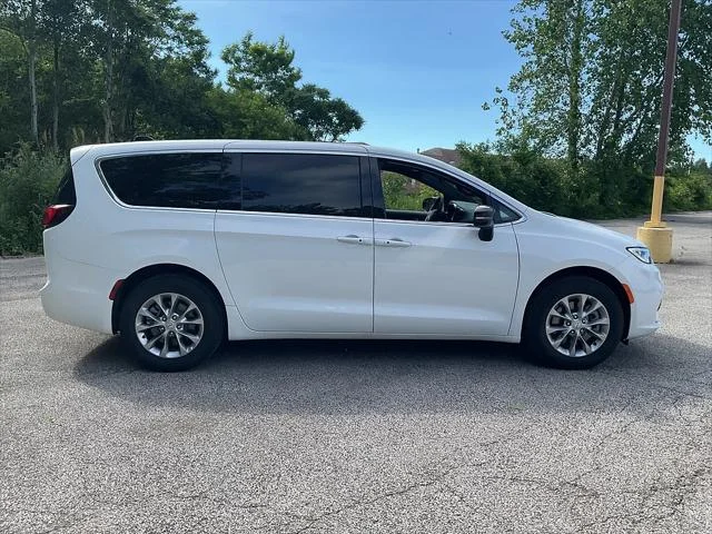 New 2026 Bright White Clear-Coat Exterior Paint Chrysler Limited image 4