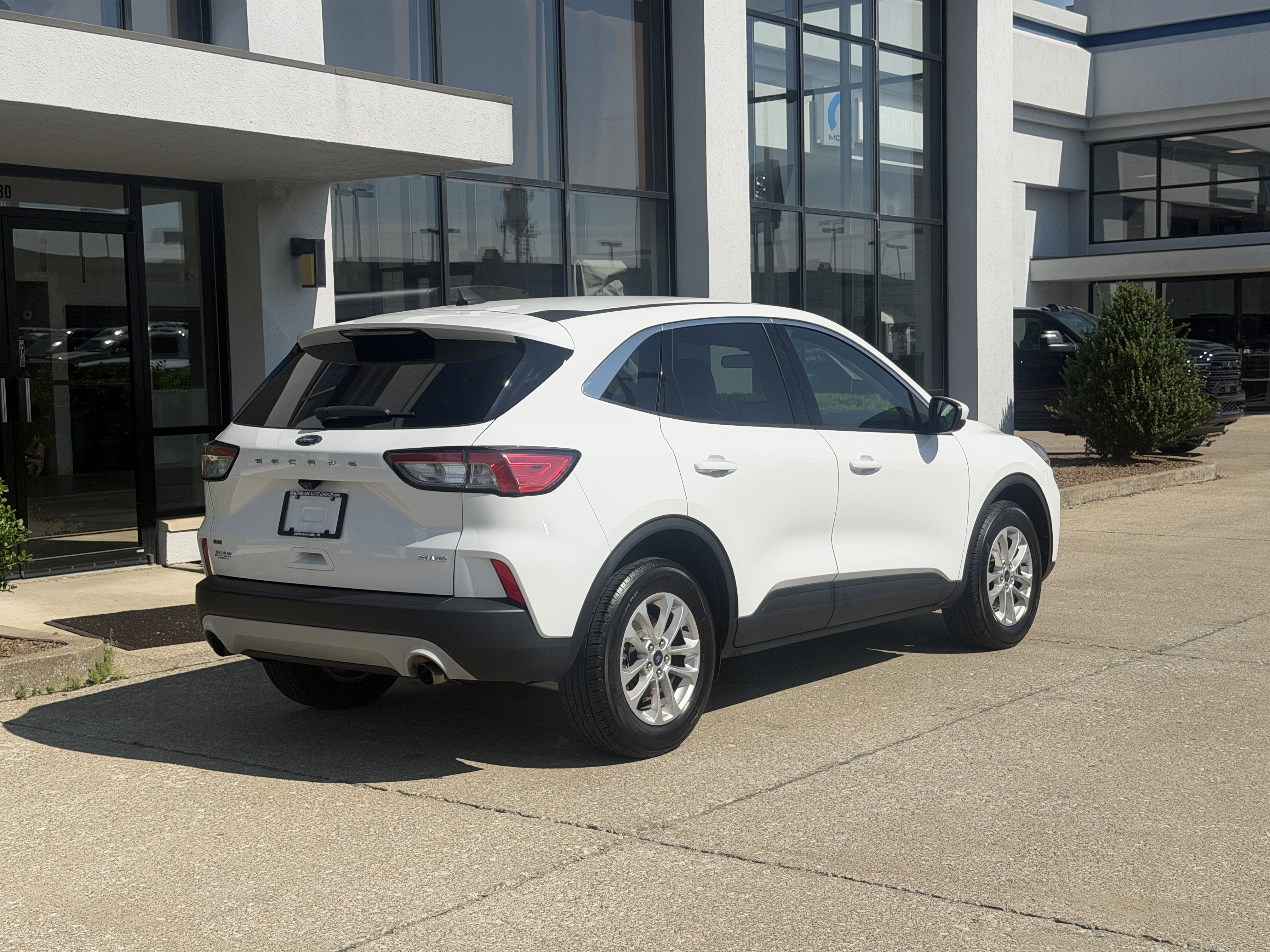 Used 2021 Oxford White Ford SE image 4