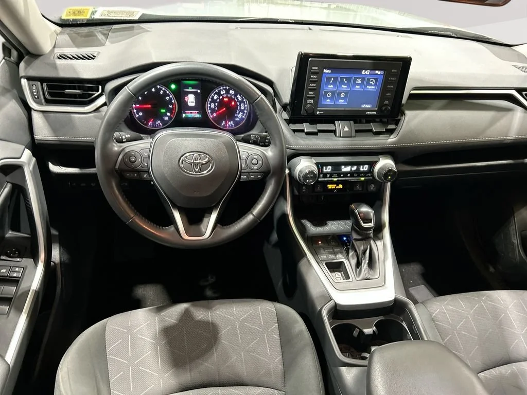 Used 2020  Toyota XLE image 24
