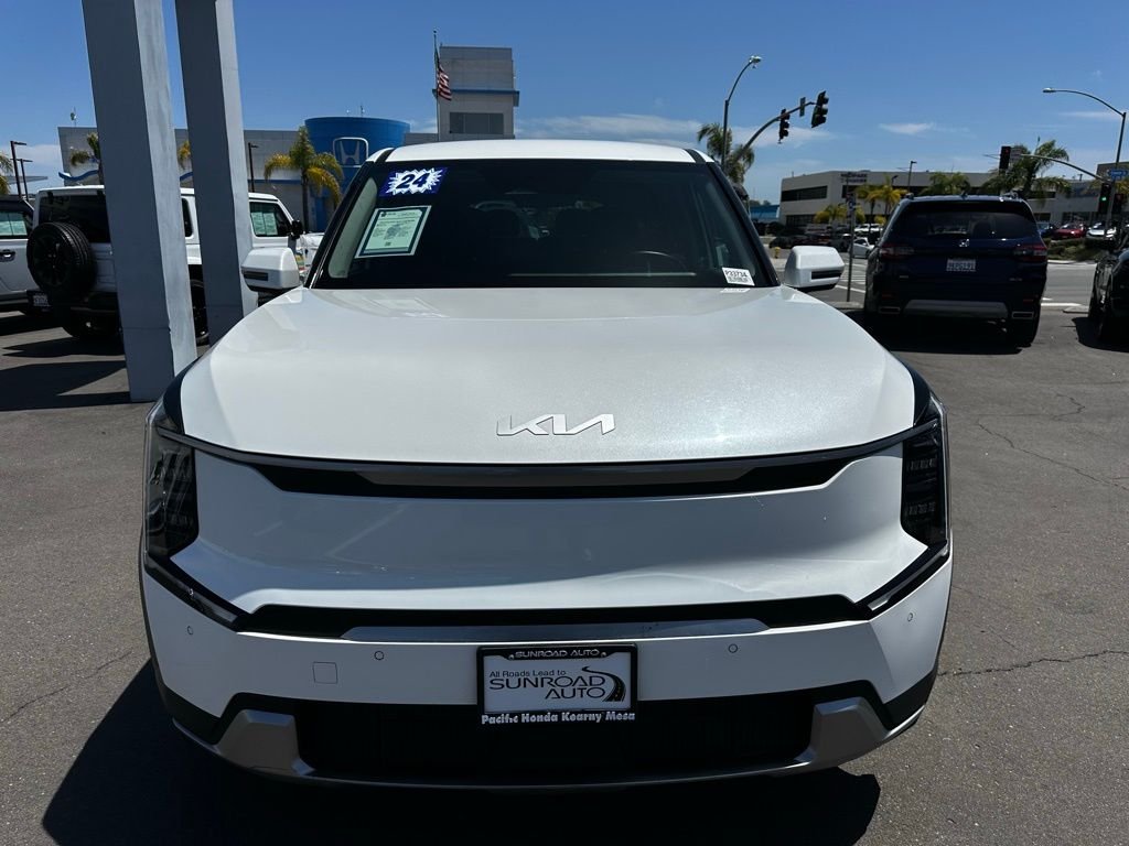 Used 2024 Snow White Pearl Kia Light Long Range image 3