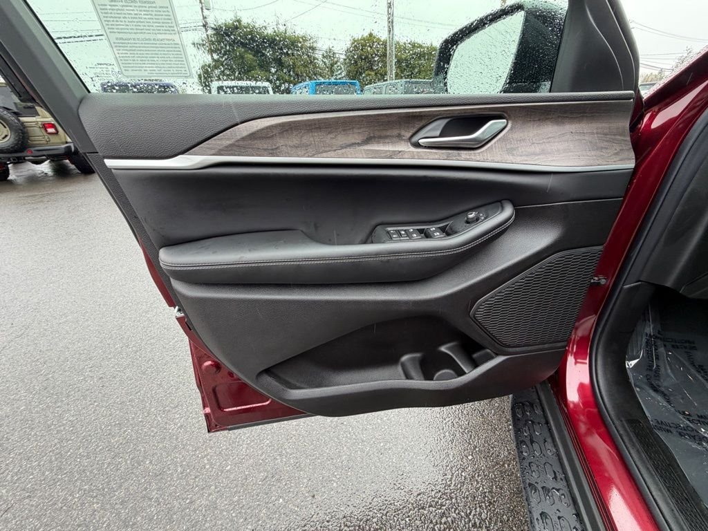 New 2026 Velvet Red Pearl-Coat Exterior Paint Jeep Laredo Altitude image 10