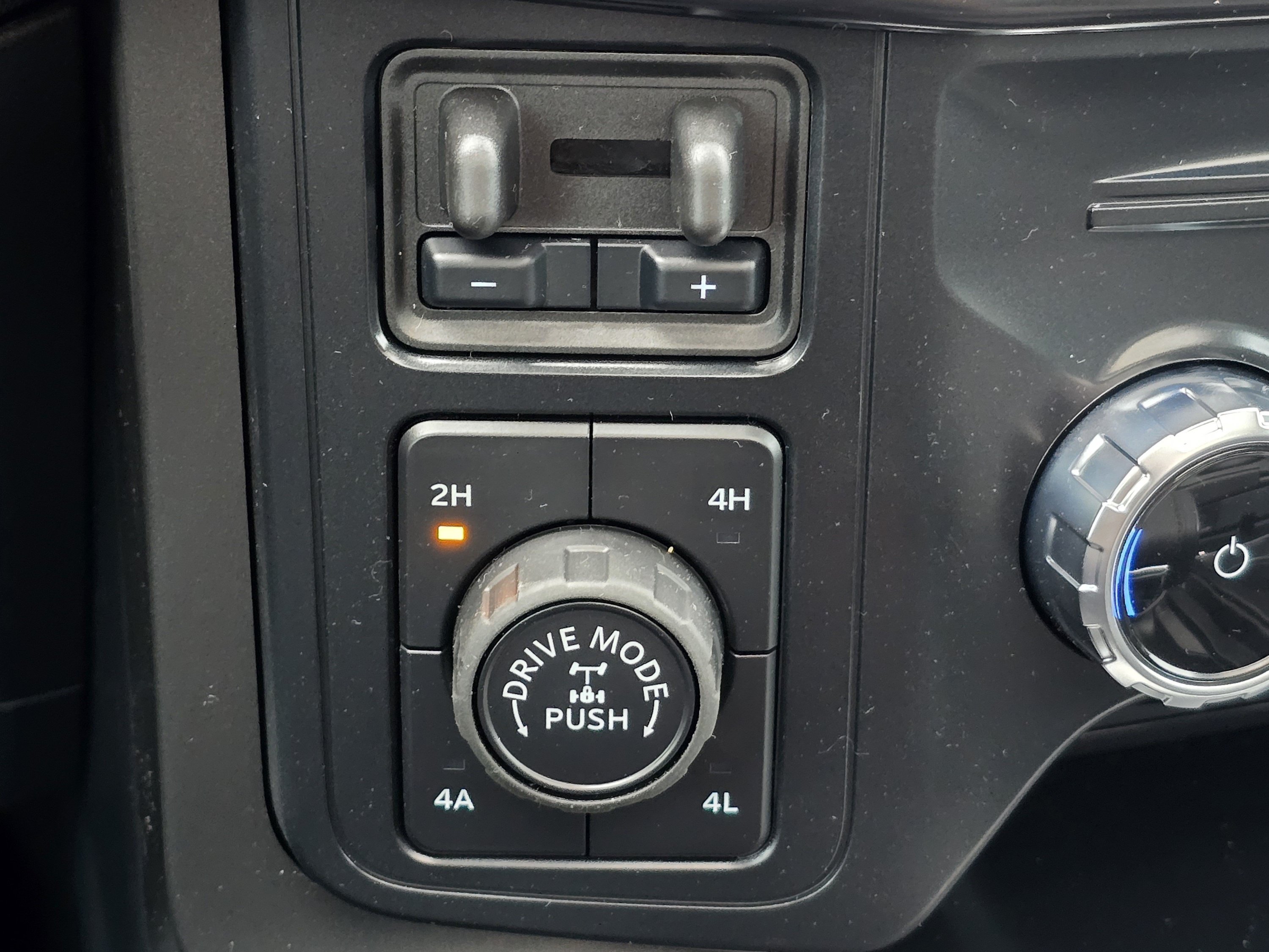 New 2026 Carbonized Gray Metallic Ford LARIAT image 13