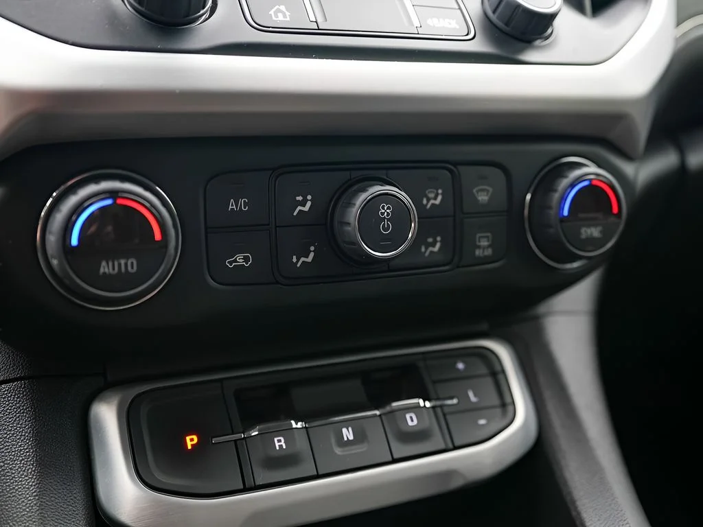 Used 2022 White GMC SLE image 25