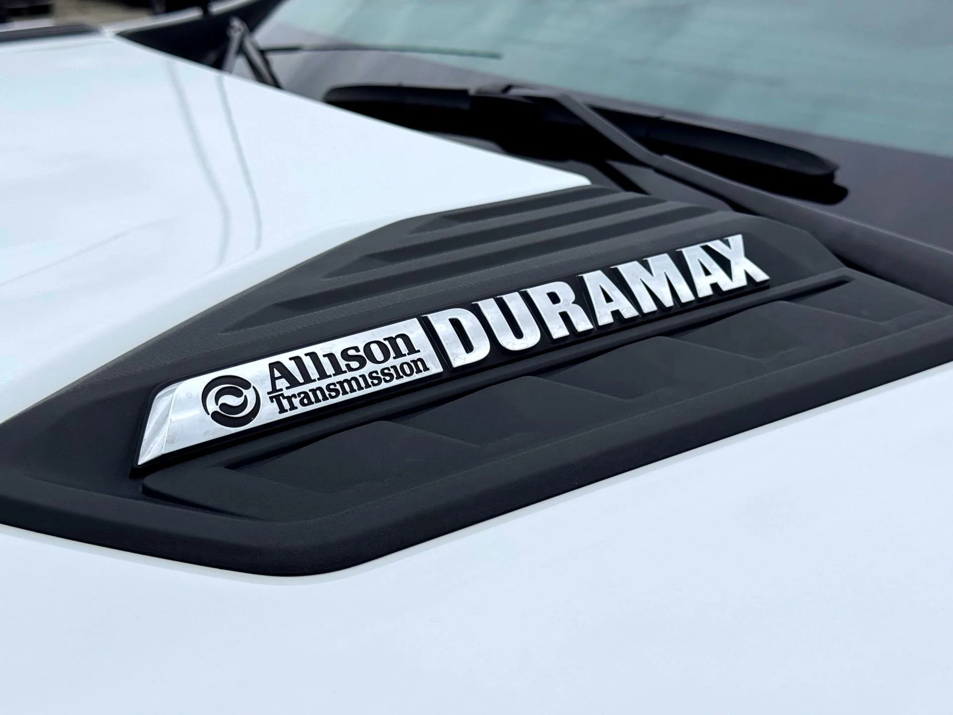 Used 2025 Summit White Chevrolet LTZ image 3