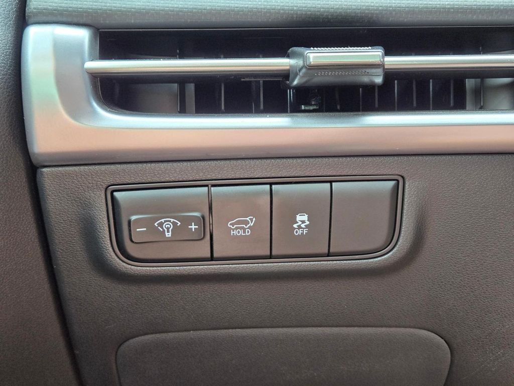 Used 2025 White Hyundai SEL Convenience image 22