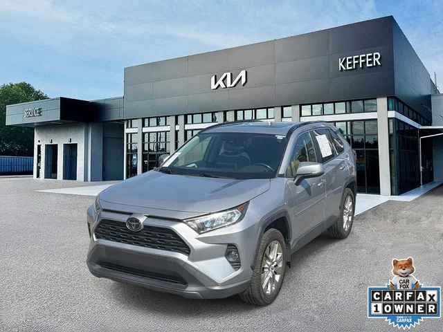 Used 2019 Silver Toyota XLE Premium image 1
