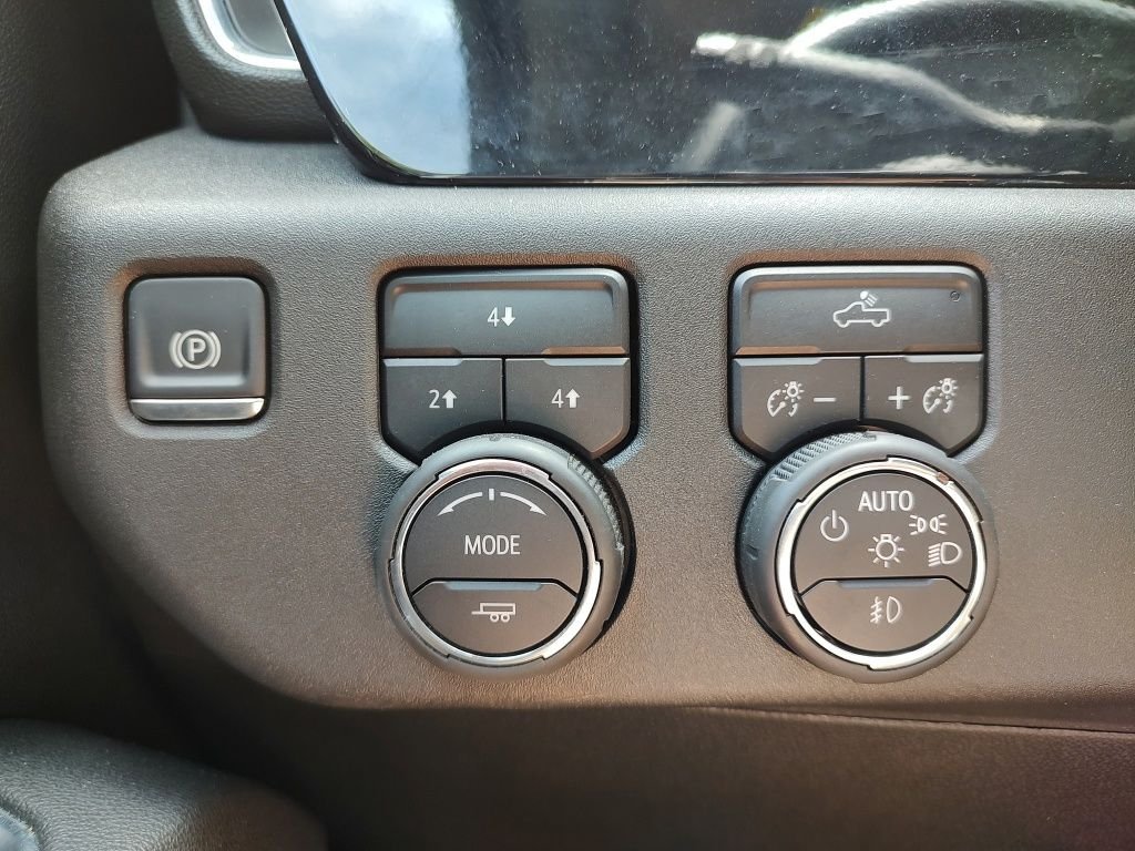 Used 2025 White Chevrolet LT image 28