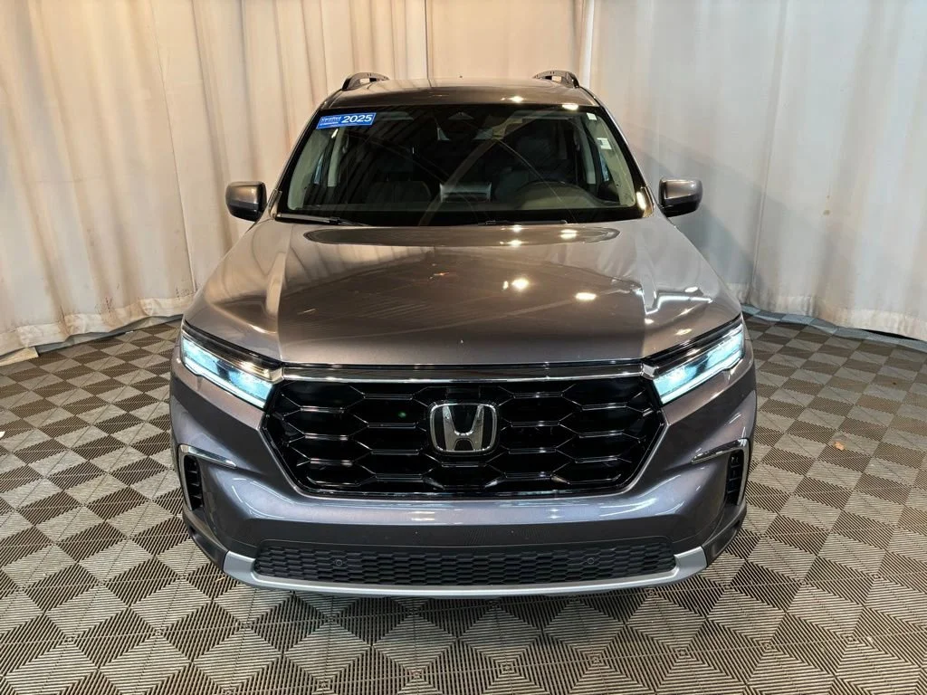 Certified Used 2025 Modern Steel Metallic Honda AWD TRG image 33