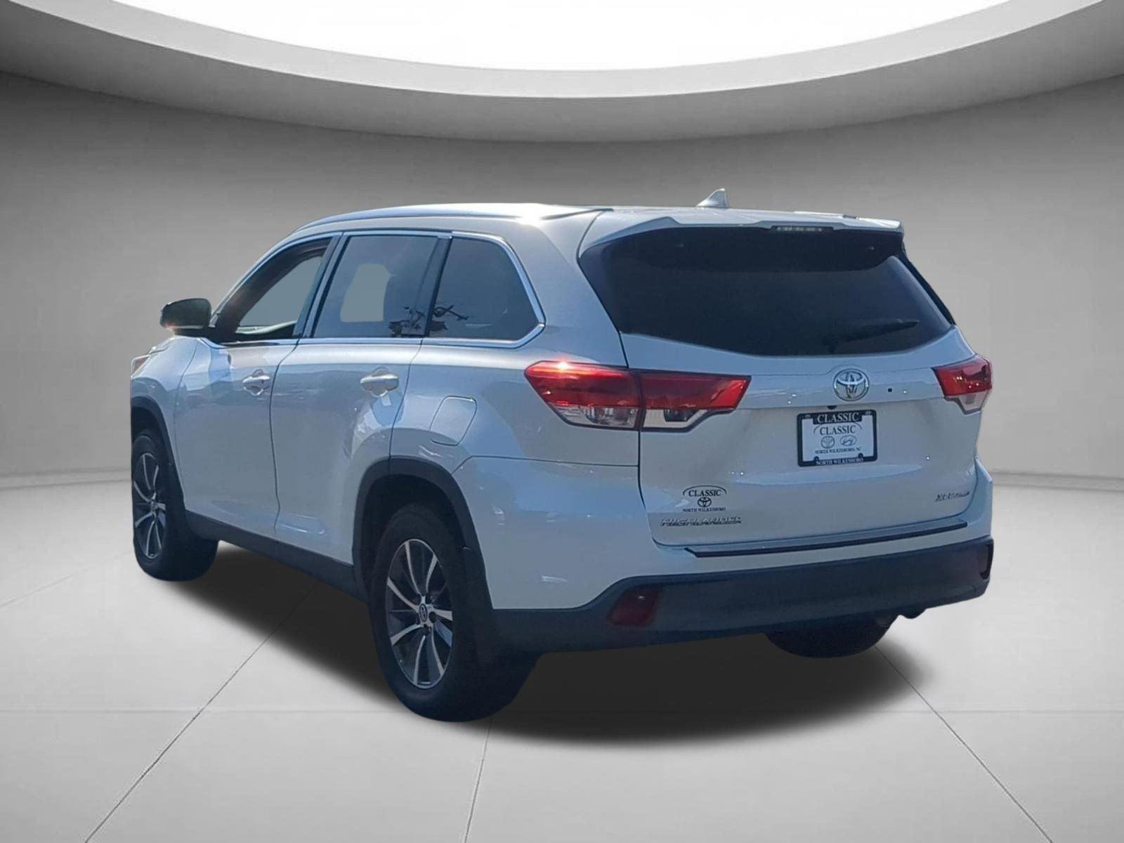Used 2019  TOYOTA  image 3