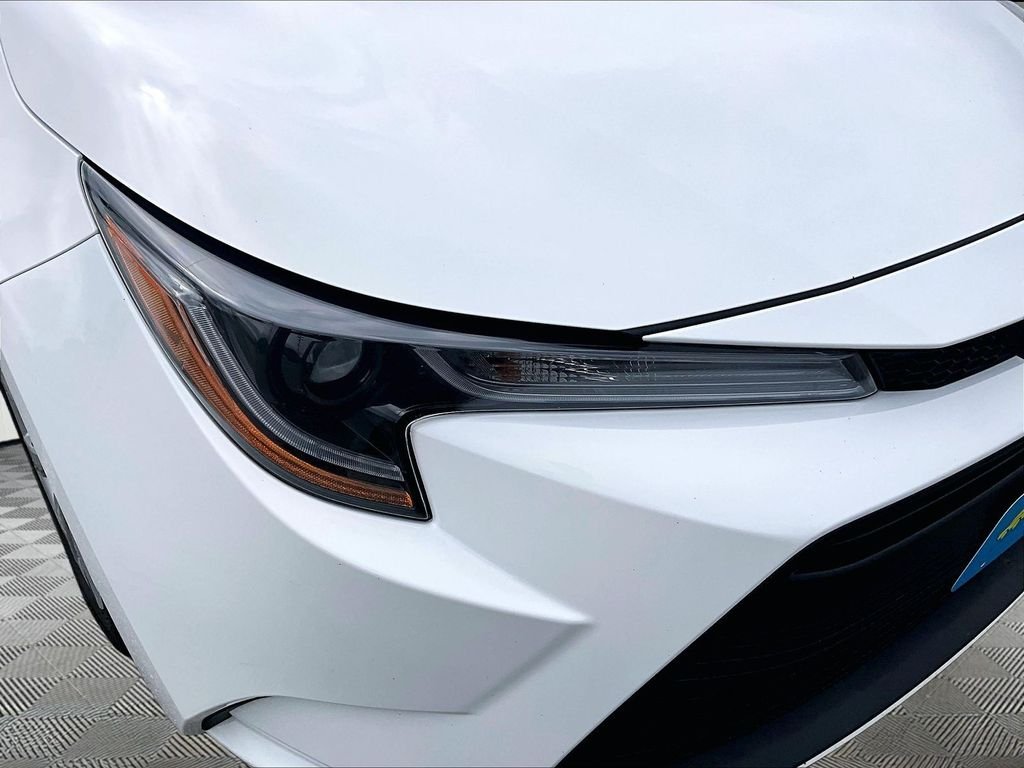 Used 2025 White Toyota LE image 33
