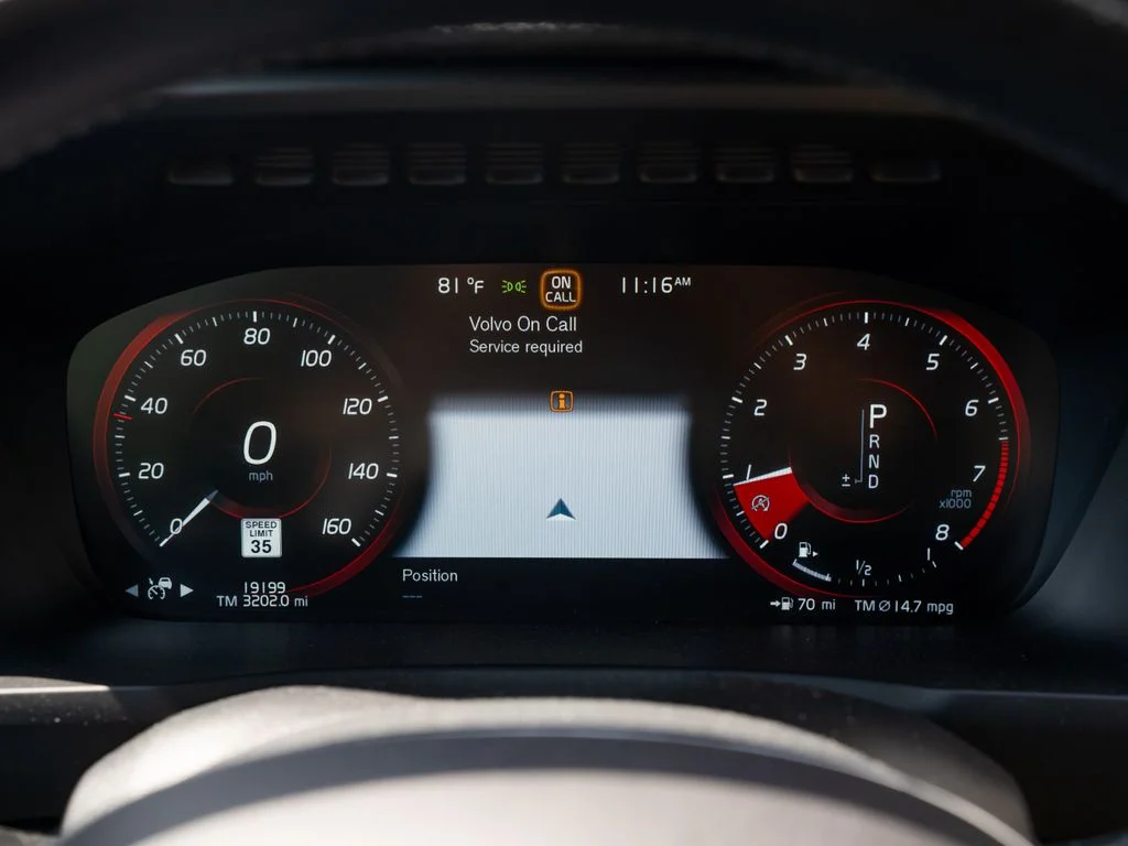 Used 2018 White Volvo T6 Momentum image 24