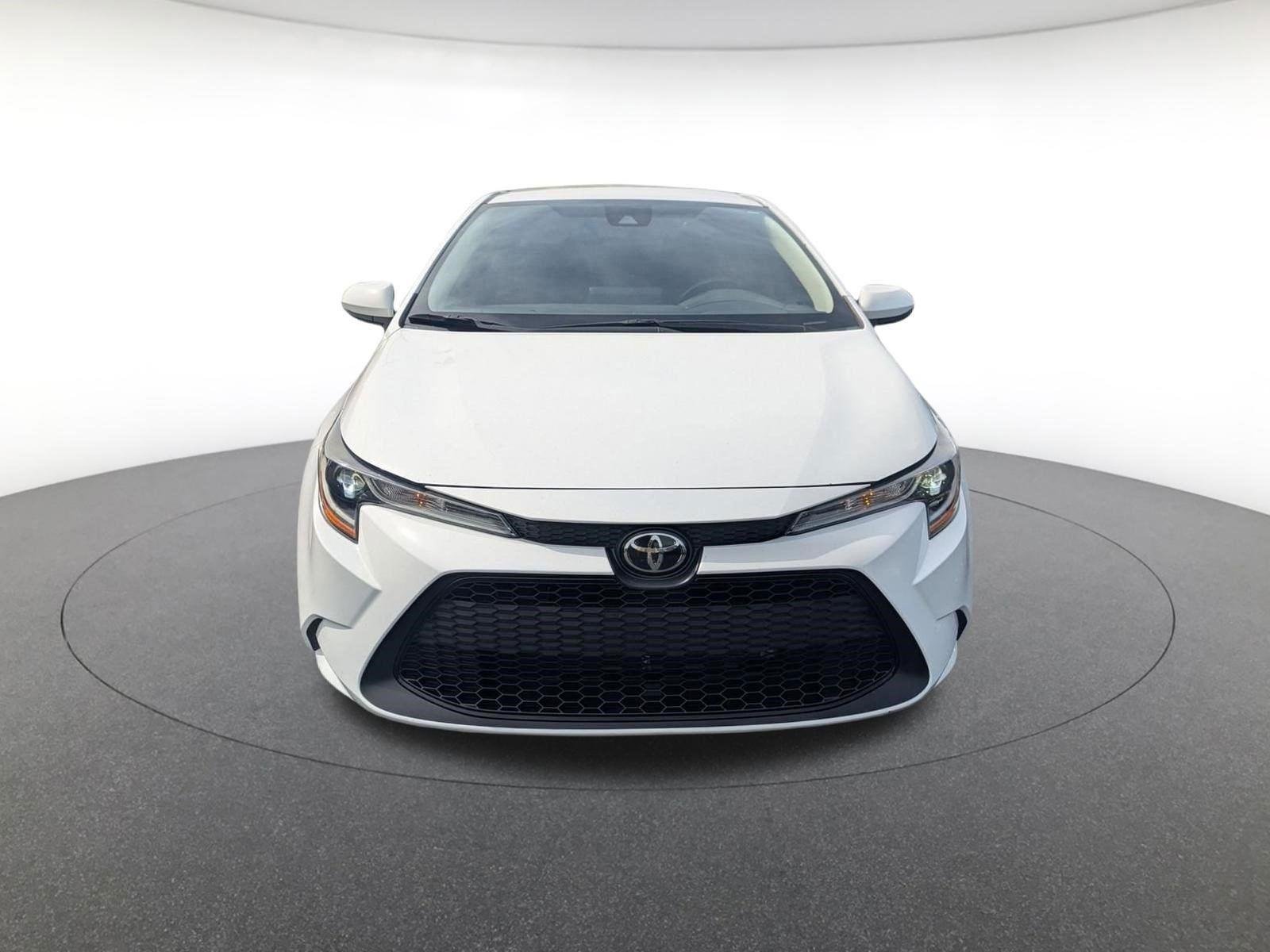 Used 2022 White Toyota LE image 9