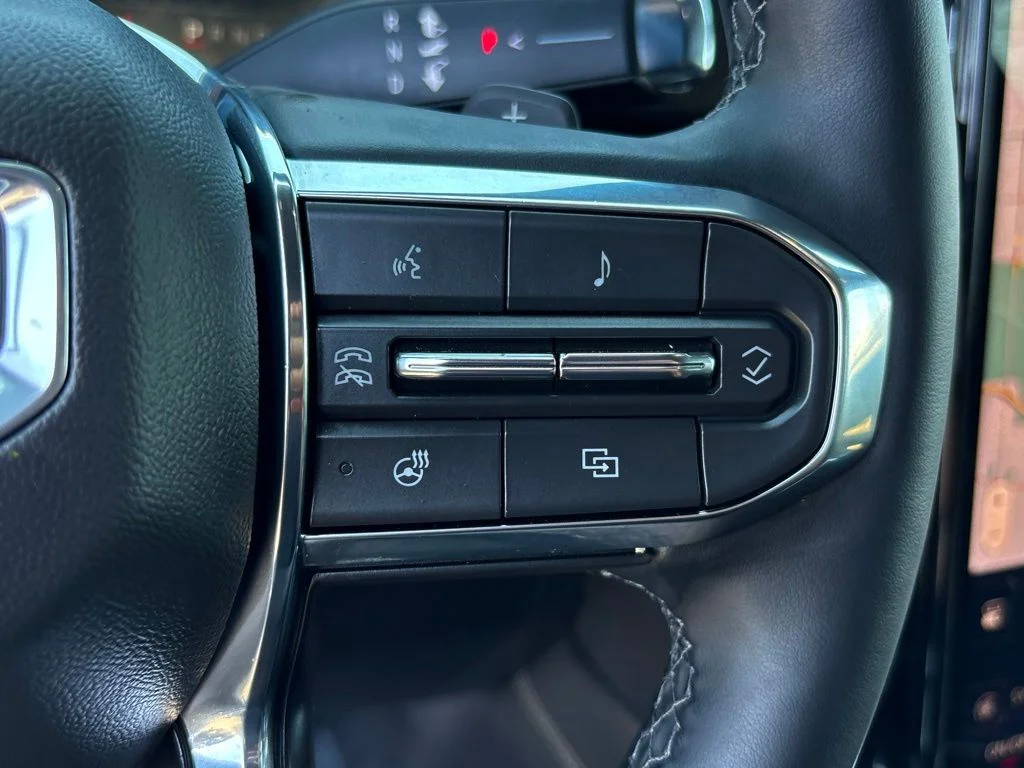 Used 2025 Onyx Black GMC Elevation image 20