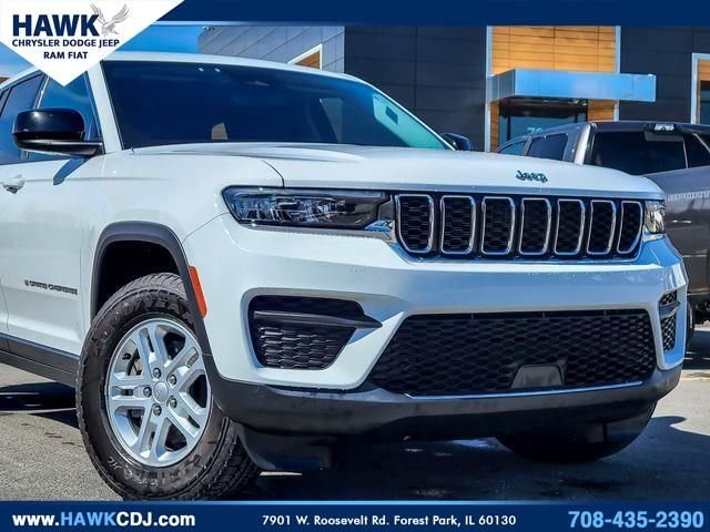 Used 2023 White Jeep Laredo image 2