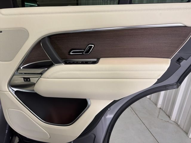 New 2026 Eiger Grey Land Rover SE image 19