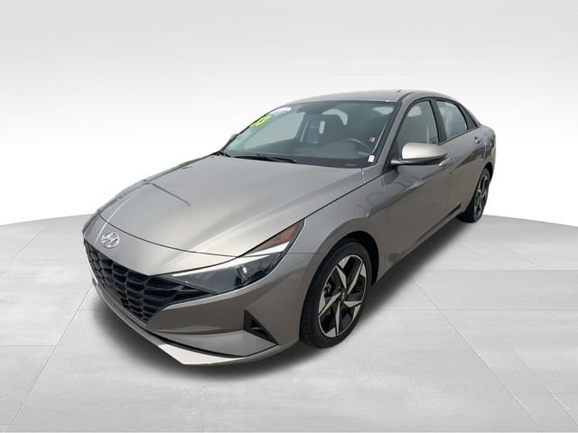 Used 2023 Silver Hyundai SEL image 4