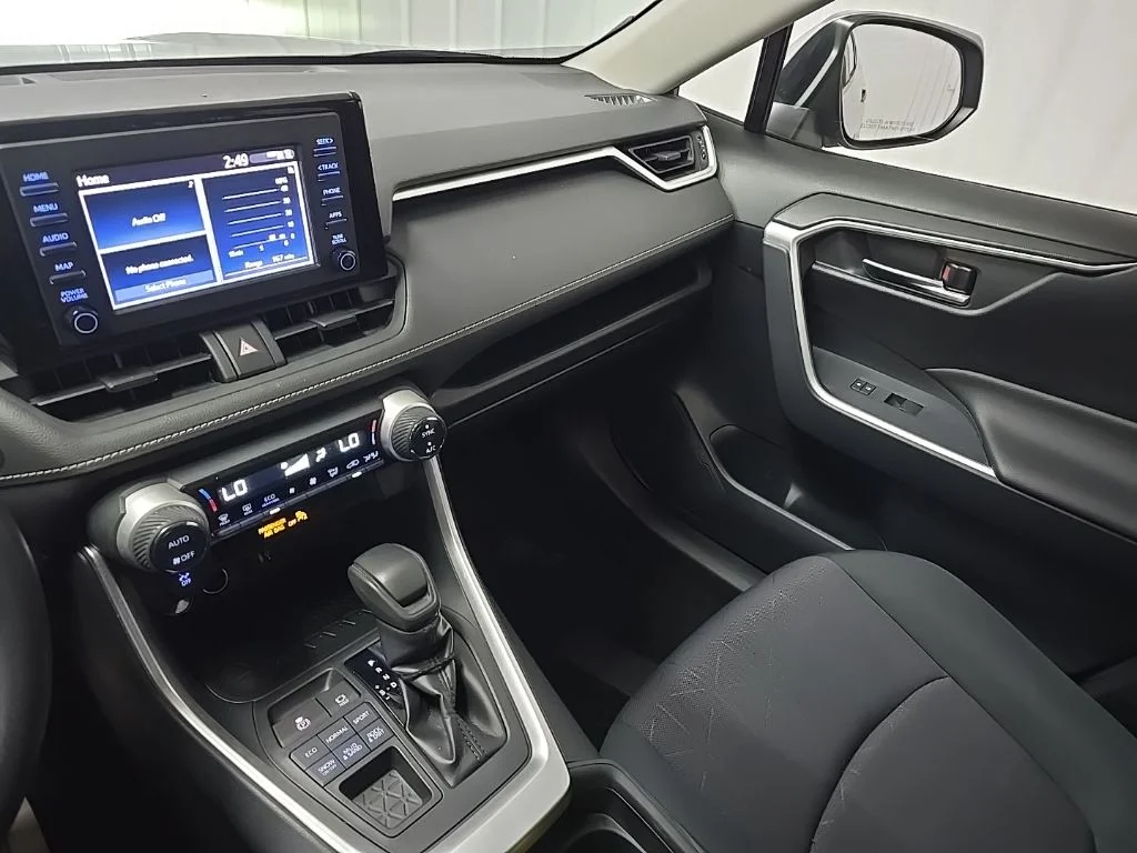 Used 2019 Silver Toyota XLE image 26