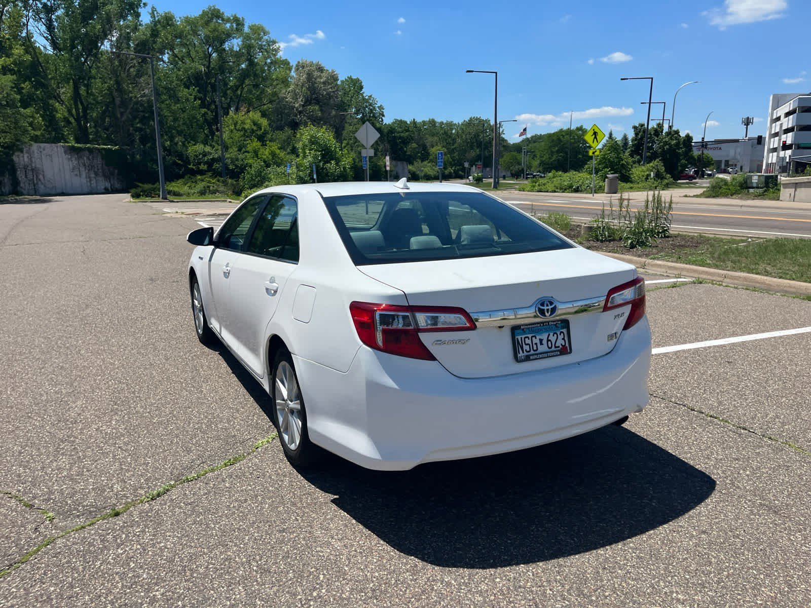 Used 2014 Super White Toyota XLE image 4