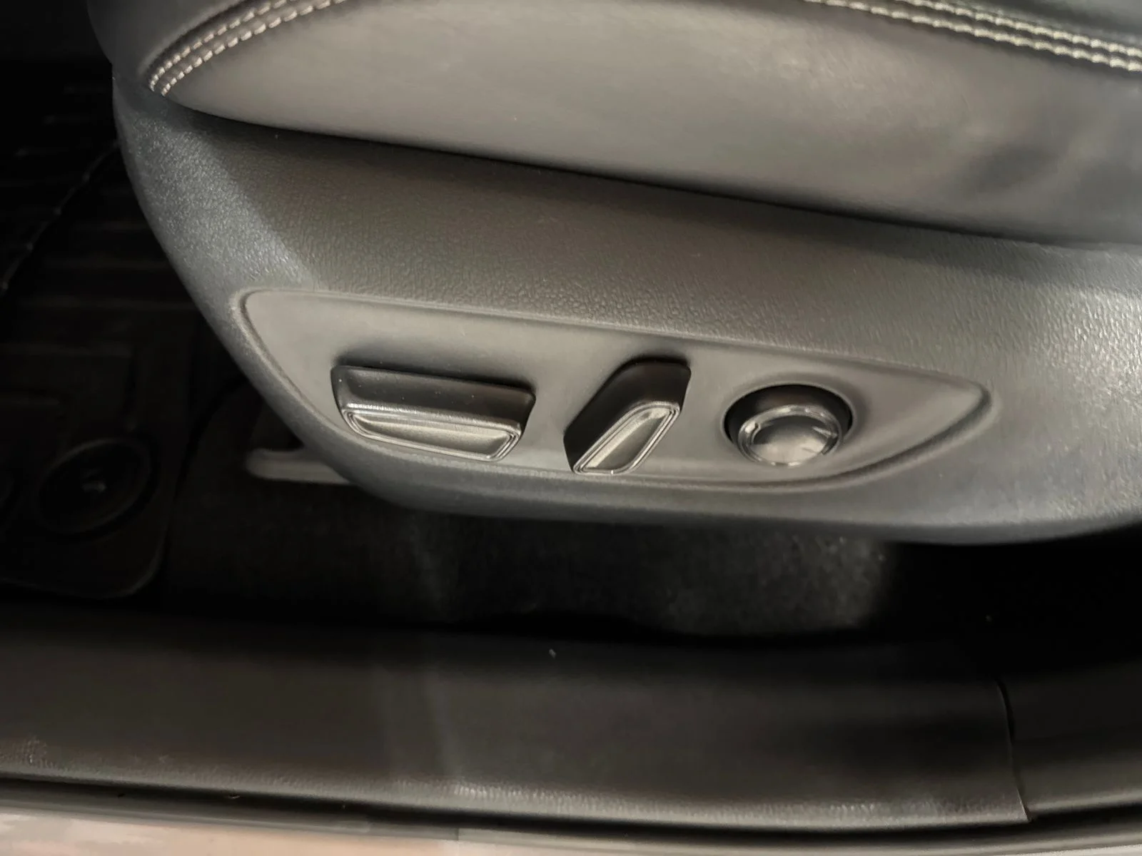 Used 2019 Silver Sky Metallic Toyota XLE Premium image 15