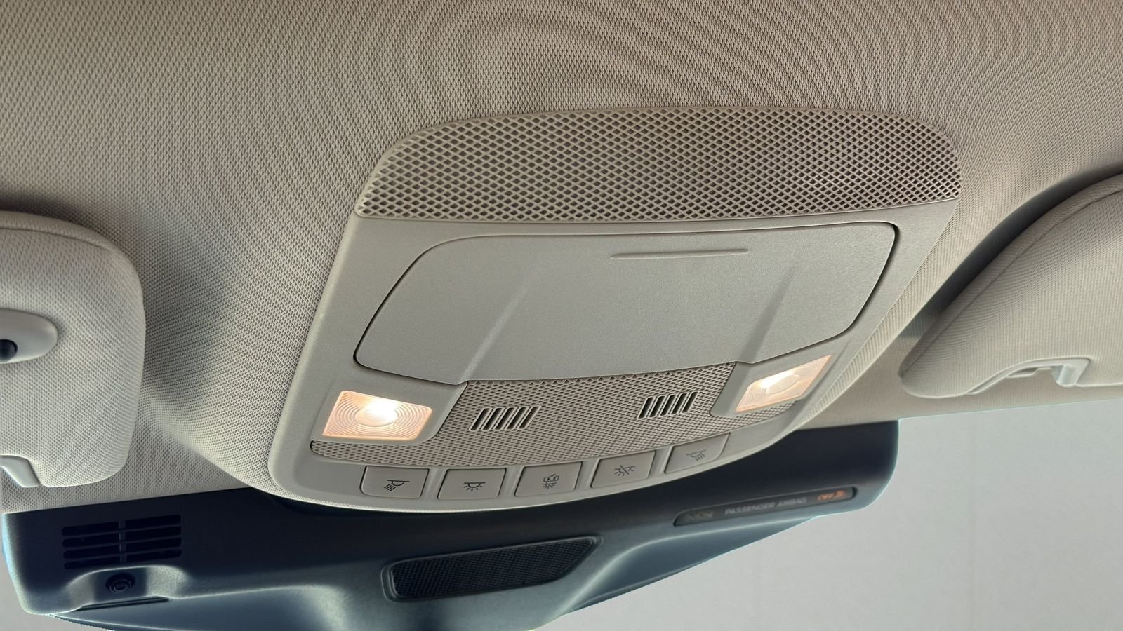 Used 2023 White Lincoln Standard image 22
