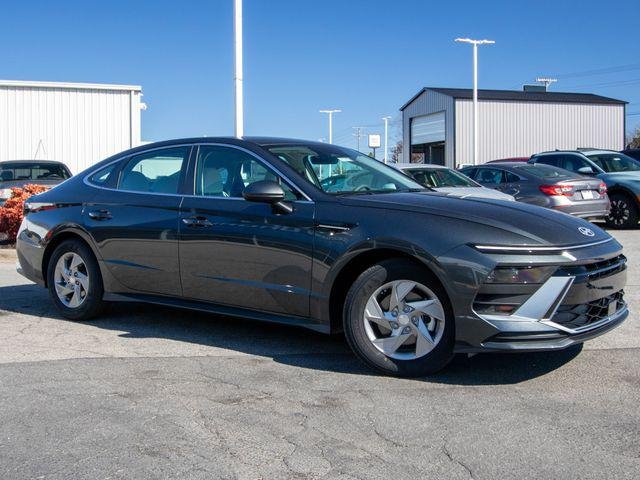 New 2026 Gray Hyundai SE image 2