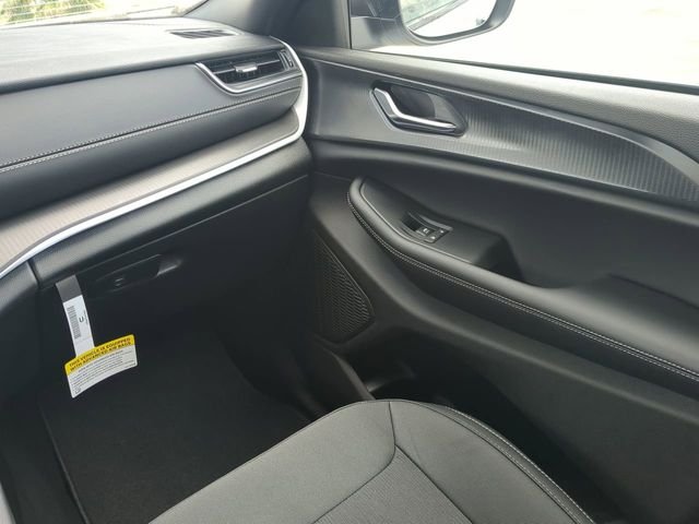 New 2026 Silver Zynith Exterior Paint Jeep Laredo X image 20