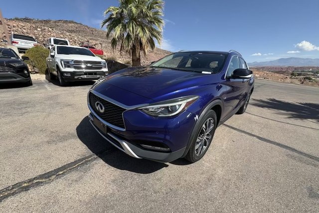 2017 INFINITI QX30 Premium