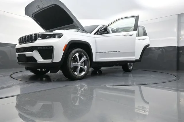 New 2026 Bright White Clear-Coat Exterior Paint Jeep Limited image 32