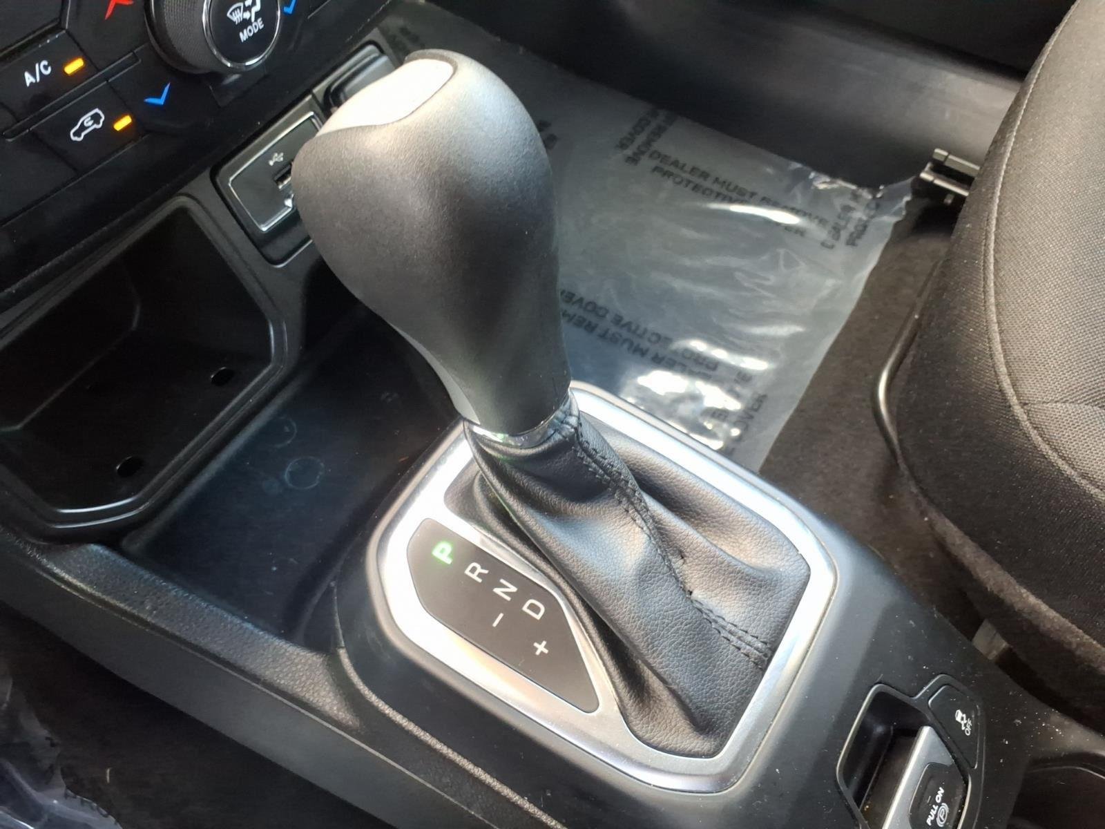 Used 2019 Glacier Metallic Clearcoat Jeep Latitude image 6