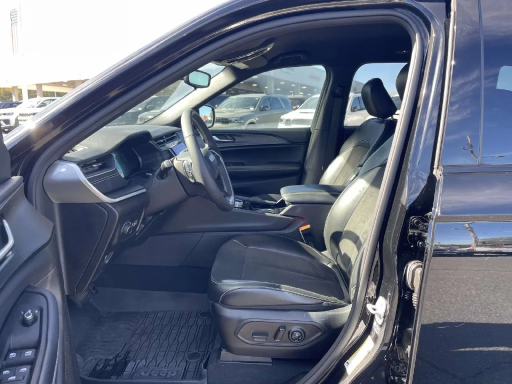 Used 2023 Black Jeep Altitude image 26