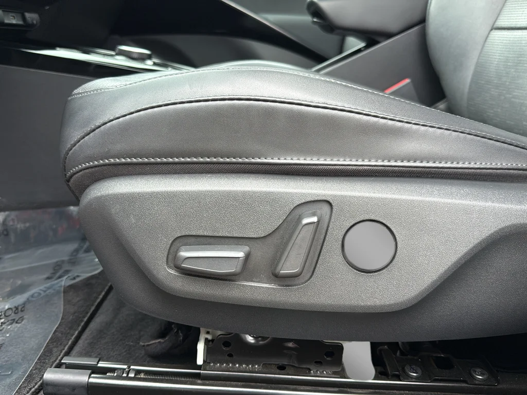 Used 2023 Red Kia Wave image 23