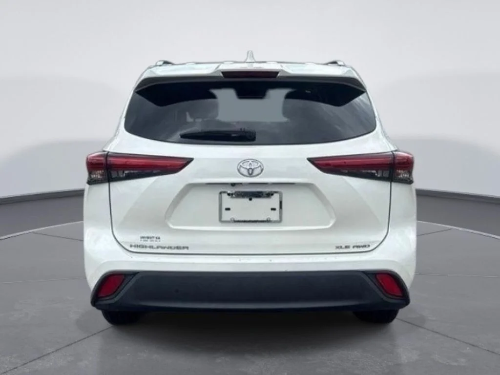Used 2020 White Toyota XLE image 6