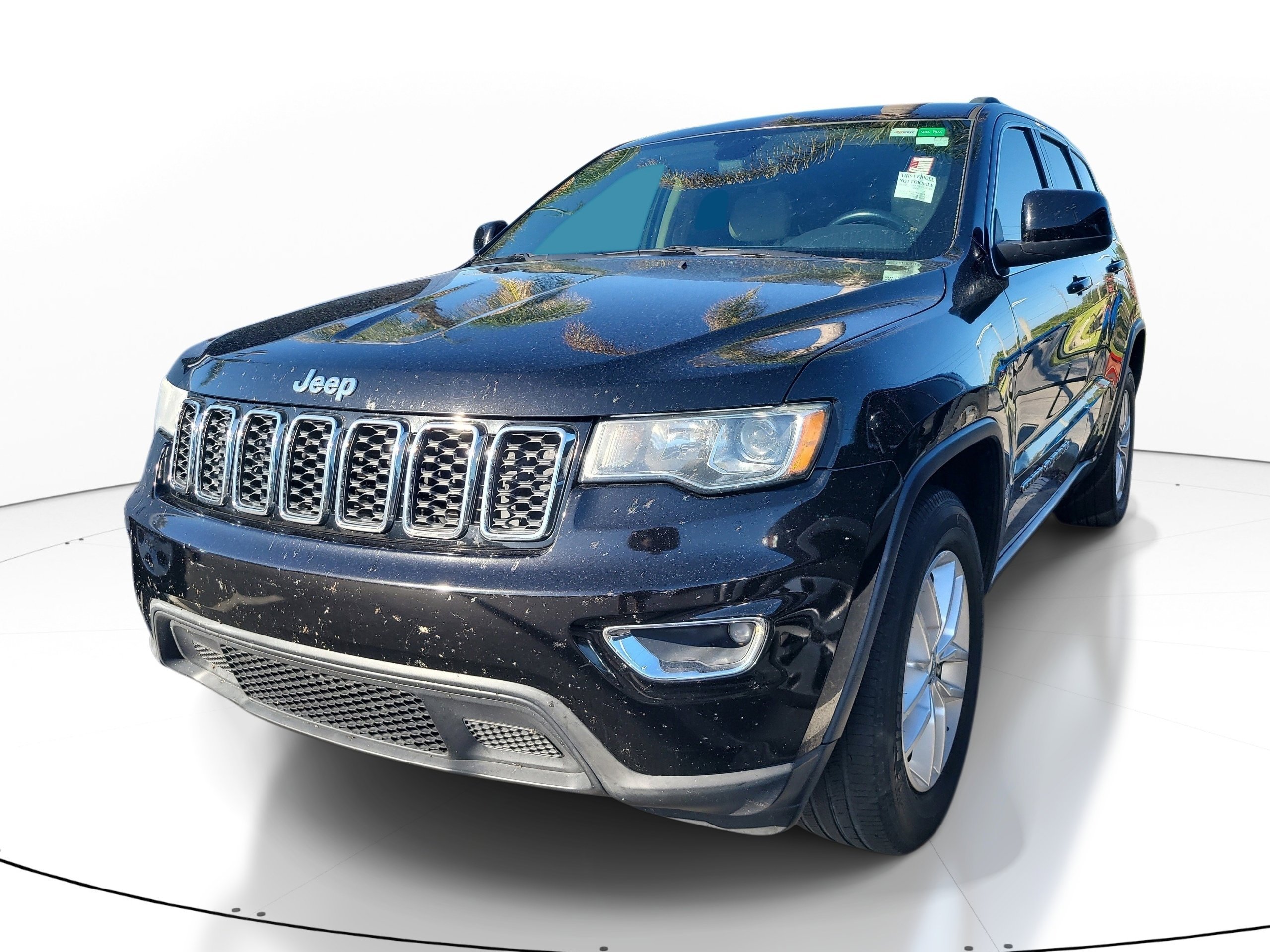 Used 2018 Diamond Black Crystal Pearlcoat Jeep Laredo E image 3