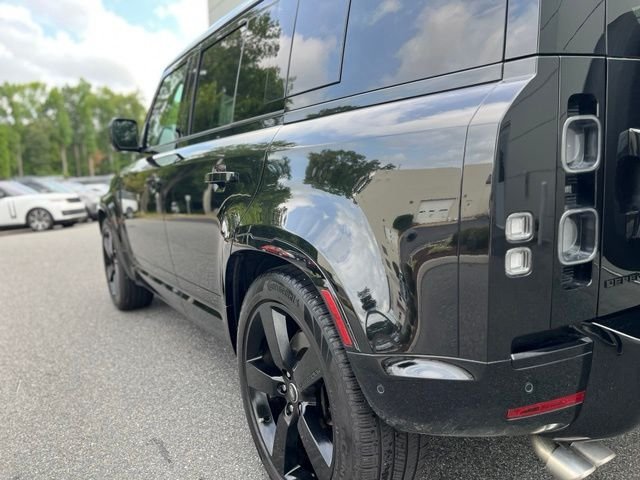Used 2025 Santorini Black Metallic Land Rover V8 image 9