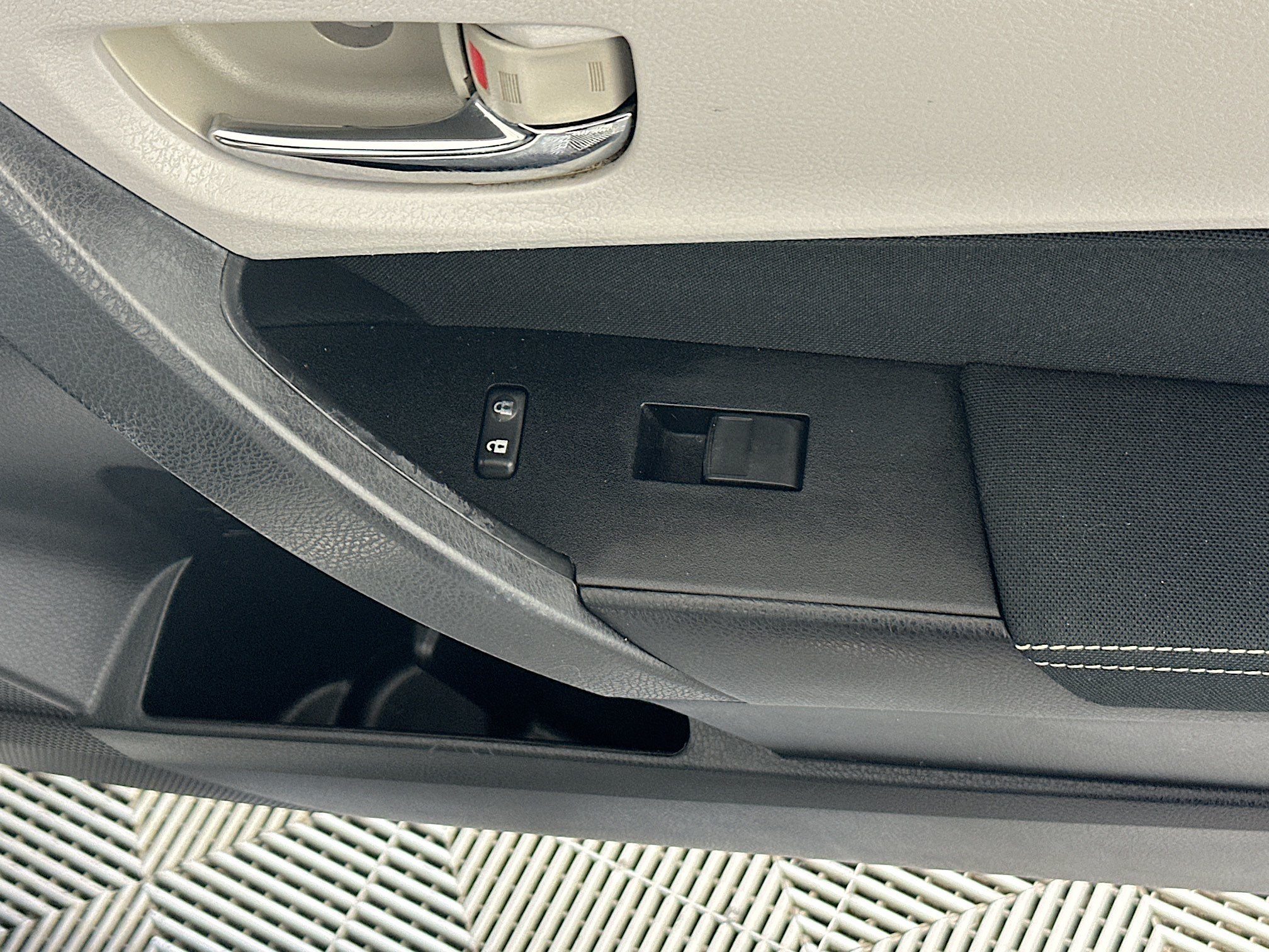 Used 2014 Classic Silver Metallic Toyota LE image 28